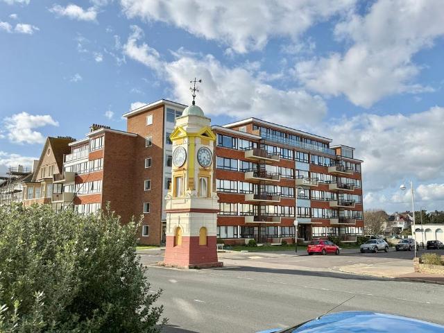 Park Avenue, Bexhill, TN39 3 bed flat to rent £1,300 pcm £300 pw