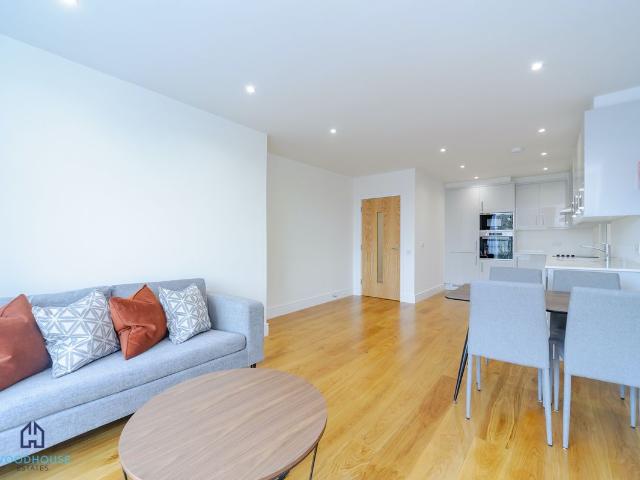 Park Avenue, Bushey WD23, 2 bed flat to rent, £1,675 pcm | PrimeLocation