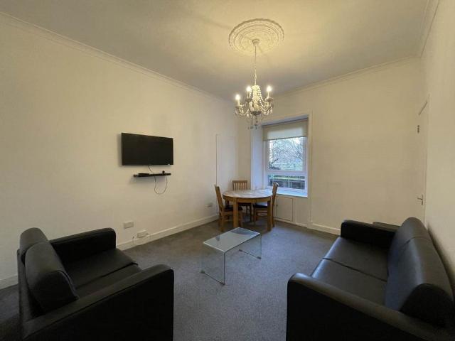 Park Avenue, Dundee, 2 bed flat to rent £750 pcm £173 pw