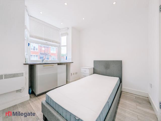Park Avenue, Egham TW20, Studio to rent, £750 pcm | PrimeLocation
