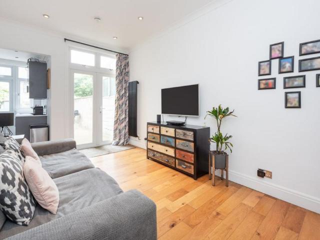 Park Avenue, London, CR4 2 bed flat to rent £2,000 pcm £462 pw