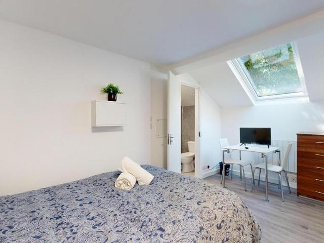 Park Avenue, London NW2 Studio to rent £1,275 pcm £294 pw