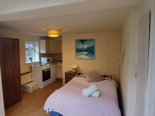 Park Avenue, London NW2 Studio to rent £1,350 pcm £312 pw