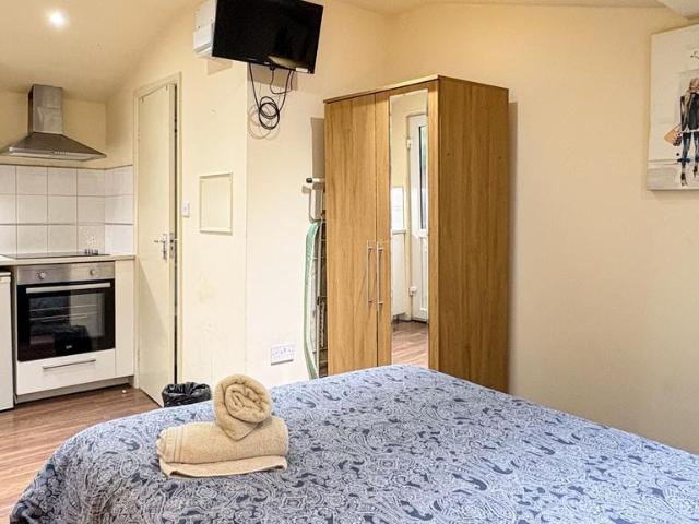 Park Avenue, London NW2 Studio to rent £1,350 pcm £312 pw