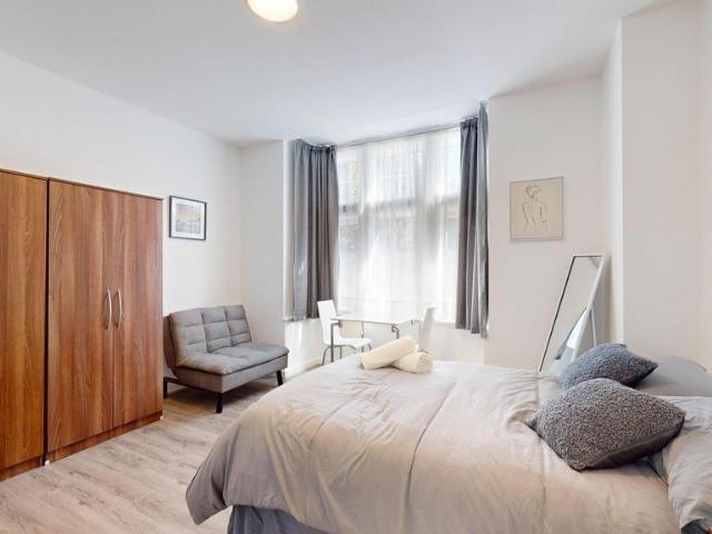 Park Avenue, London NW2 Studio to rent £1,395 pcm £322 pw