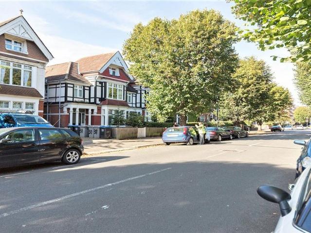 Park Avenue, London NW2, 3 bed flat to rent, £2,400 pcm | PrimeLocation