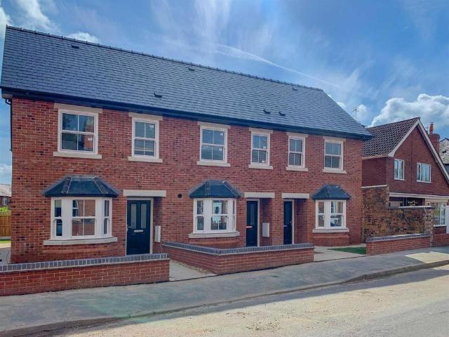 Park Avenue, Oswestry 3 bed townhouse to rent £1,100 pcm £254 pw