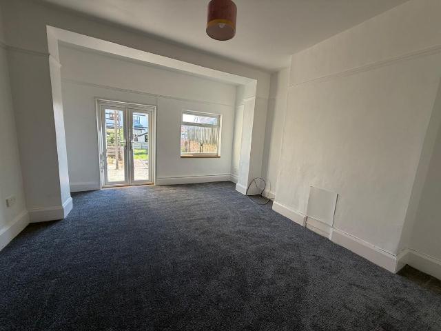 Park Avenue, Porthcawl CF36, 2 bed flat to rent, £1,200 pcm | PrimeLocation
