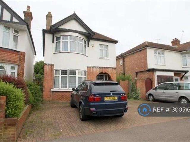 Park Avenue, Staines Upon Thames, TW18 3 bed detached house to rent £2,825 pcm £652 pw
