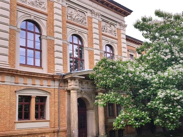 Park am Gleisdreieck Modernes Apartment in historischer Anlage