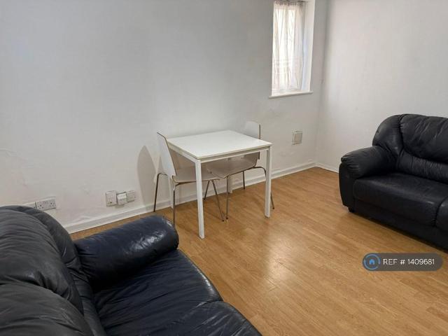 Park Ct, Luton, LU2 2 bed flat to rent £1,150 pcm £265 pw