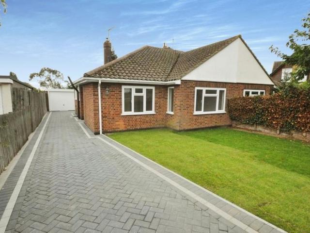 Park Chase, Benfleet, SS7 2 bed semi detached bungalow to rent £1,500 pcm £346 pw