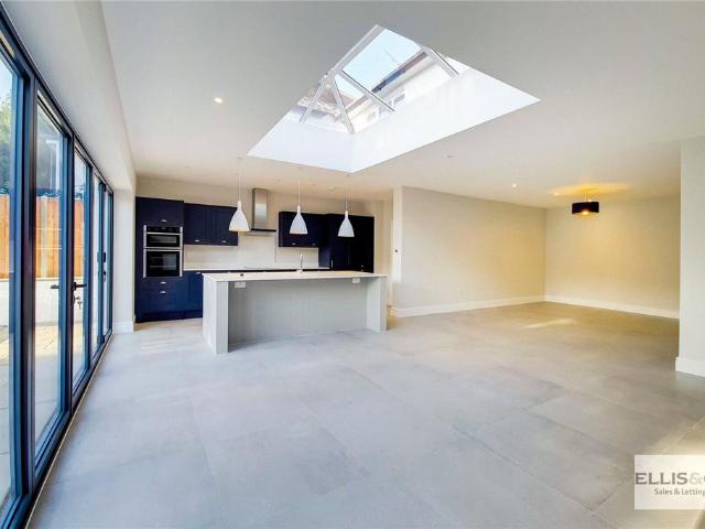 Park Chase, London, HA9 8EQ, United Kingdom | 5 bed duplex for rent #140658730 | Rentberry