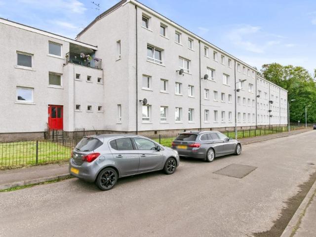 Park Crescent, Dumbarton, West. 3 bed flat to rent £795 pcm £183 pw