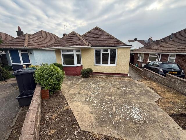 Park Crescent, East Sussex BN41 2 bed detached bungalow to rent £1,695 pcm £391 pw