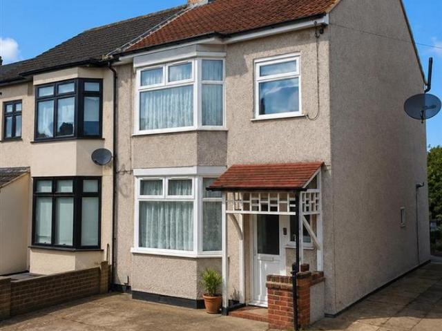Park Crescent, Hornchurch 4 bed detached house to rent £2,650 pcm £612 pw