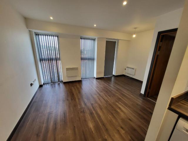 Park Crescent, Luton LU1, 1 bed flat to rent, £1,000 pcm | PrimeLocation