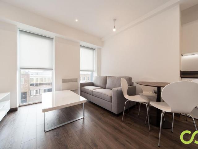 Park Crescent, Park Street, Luton, LU1 1 bed flat to rent £1,000 pcm £231 pw