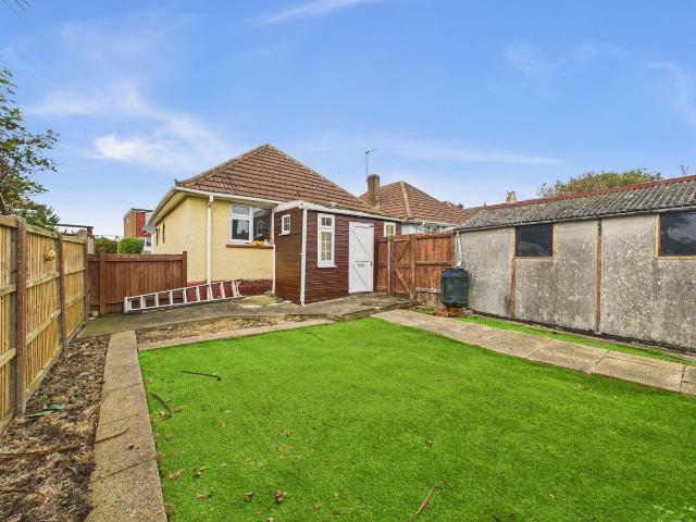 Park Crescent, Portslade BN41, 2 bed detached bungalow to rent, £1,695 pcm | PrimeLocation