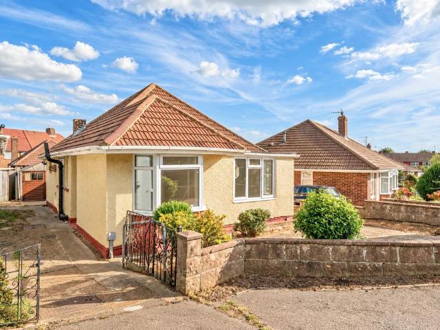 Park Crescent, Portslade, East. 2 bed bungalow to rent £1,550 pcm £358 pw