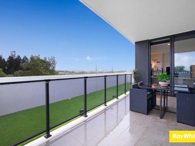 Park Facing Top Level, Sun Drenched Apartment Within Close Proximity to Local Amenities!