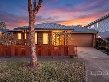 PARK FACING WITH THE GOLF COURSE DIRECTLY BEHIND, THIS FAMILY STUNNER IS ONE NOT TO BE MISSED!