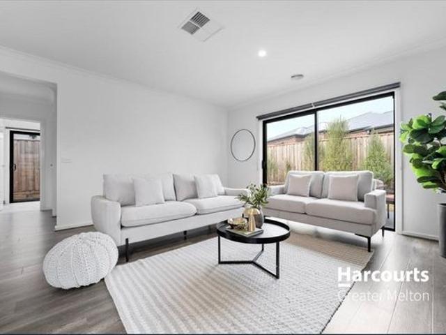 Park Facing Family Living in a Prime Melton South Location