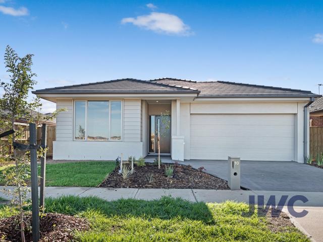 PARK FACING HOME in a brilliantly convenient location of Werribee !