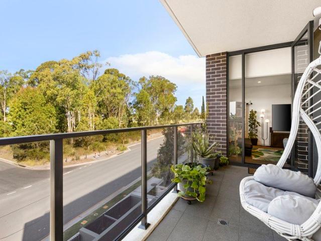 Park Facing, Picture Perfect ALAND built apartment within 10 minutes walk to Schofields Train Station!