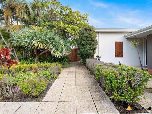 PARK FRONT GORGEROUS FAMILY HOME IN HEART OF WILLETTON
