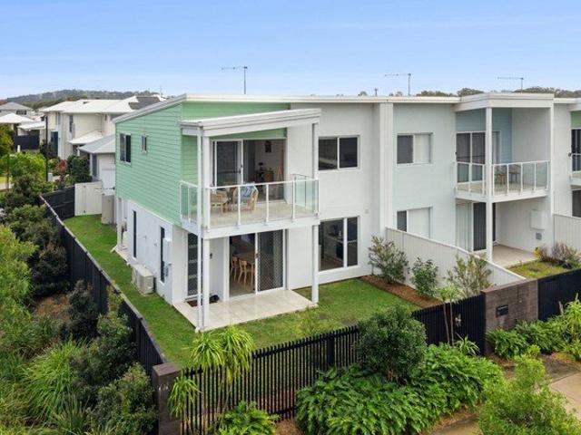 Park frontage and only 2 years old! REF: 4502