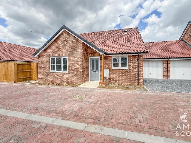 Park Gate Corner, Little Clacton CO16, 3 bed detached bungalow to rent, £1,750 pcm | PrimeLocation