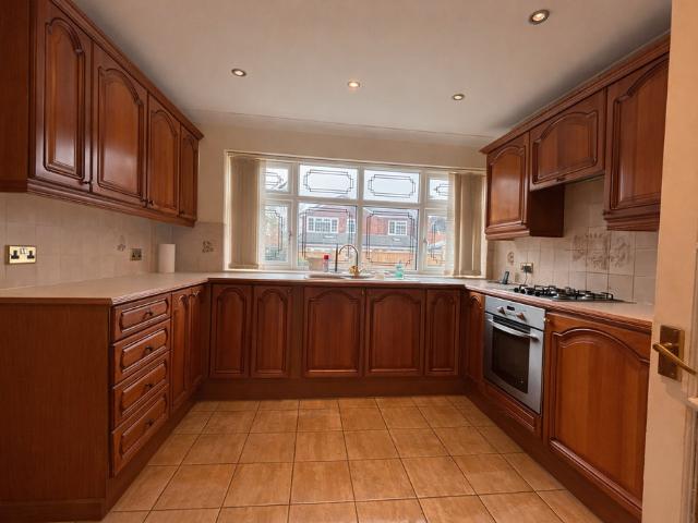 Park Hall Road, Walsall, WS5 4 bed house to rent £1,300 pcm £300 pw