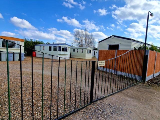 Park Home To Rent £650 whole property