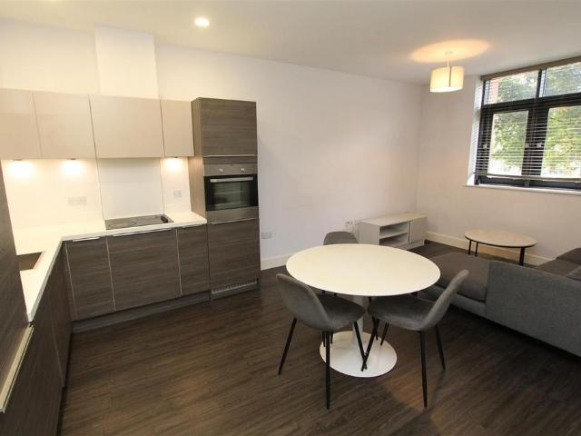 Park House Dawsons Square Pudsey. 2 bed flat to rent £1,050 pcm £242 pw