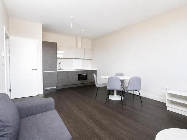 Park House Dawsons Square Pudsey. 2 bed flat to rent £1,100 pcm £254 pw