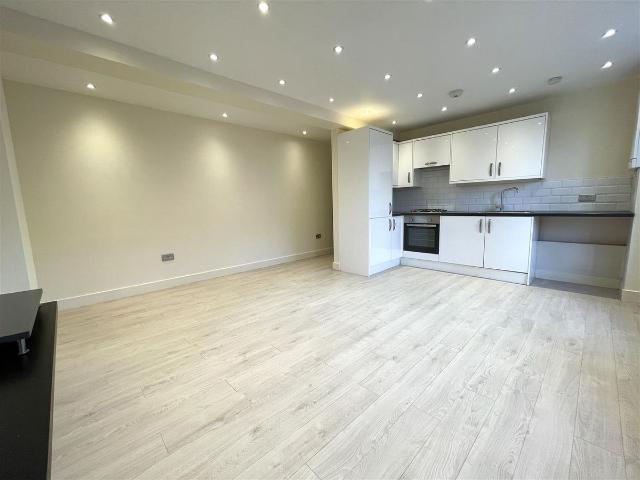 Park Way, Ruislip HA4, 1 bed flat to rent, £1,500 pcm | PrimeLocation