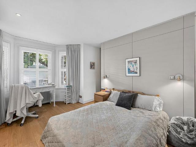 Park House, Richmond TW10 3 bed flat to rent £4,500 pcm £1,038 pw