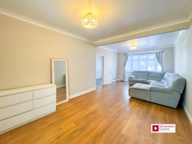 Park Lane, Hornchurch, Essex, RM11 3 bed terraced house to rent £2,400 pcm £554 pw