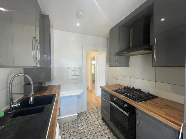 Park Lane, Harrow HA2, 3 bed flat to rent, £2,000 pcm | PrimeLocation