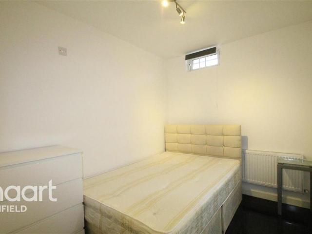 Park Lane, N17 Detached house to rent £900 pcm £208 pw