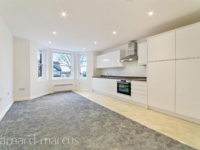 Park Lane, Wallington SM6, 2 bed flat to rent, £1,600 pcm | PrimeLocation