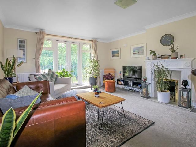 Park Lawn, Farnham Royal, Slough SL2, 3 bed flat to rent, £2,100 pcm | PrimeLocation