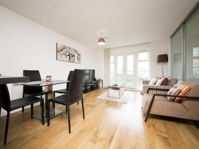 Park Lodge Avenue, West Drayton UB7 Studio to rent £1,400 pcm £323 pw