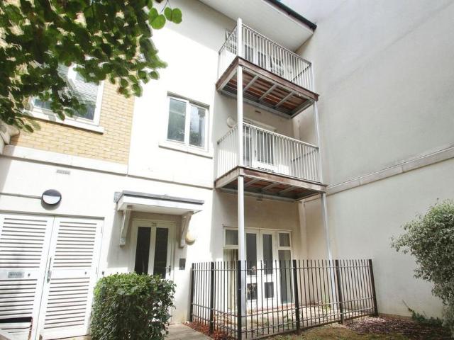 Park Lodge Avenue, West Drayton UB7 3 bed maisonette to rent £2,100 pcm £485 pw
