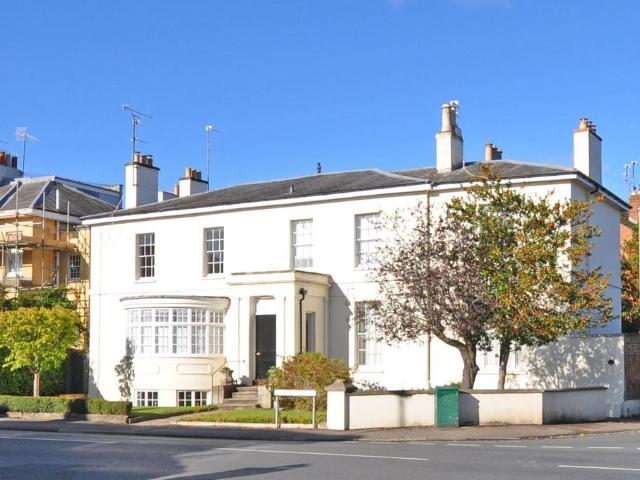 Park Place, Cheltenham GL50 3 bed apartment to rent £1,500 pcm £346 pw