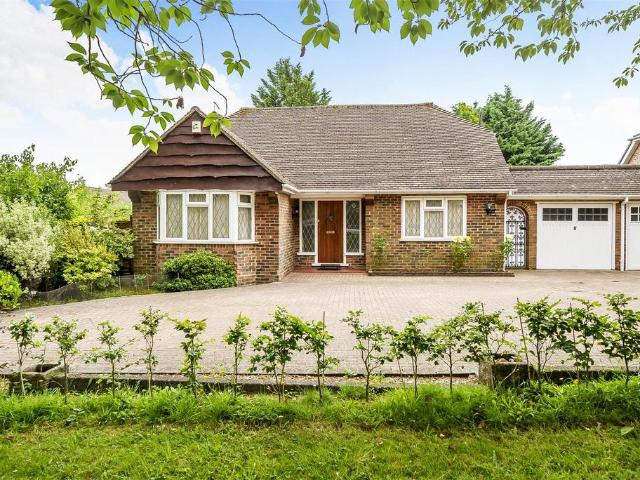 Park Rise, Northchurch, Berkhamsted 3 bed detached house to rent £2,900 pcm £669 pw