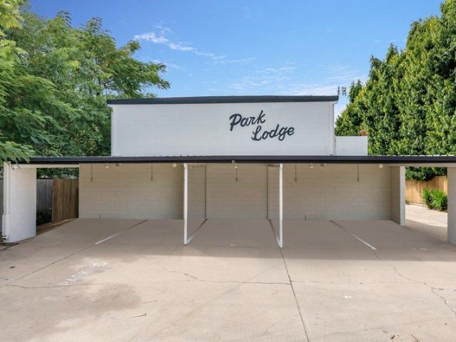 PARK & RIVERSIDE LIVING
