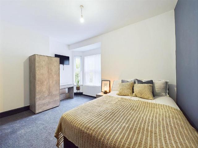 Park Road, Coventry CV1 Studio to rent £775 pcm £179 pw