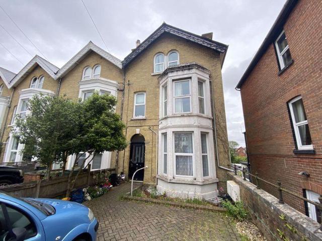 Park Road, Cowes 2 bed apartment to rent £950 pcm £219 pw